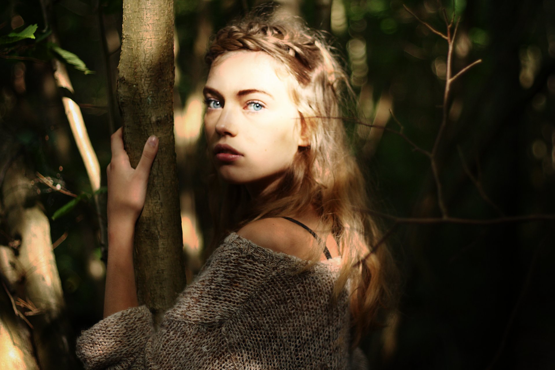 mood girl look face fright anxiety trees sun trunk leaves leaves background wallpaper widescreen fullscreen widescreen eyes fear widescreen