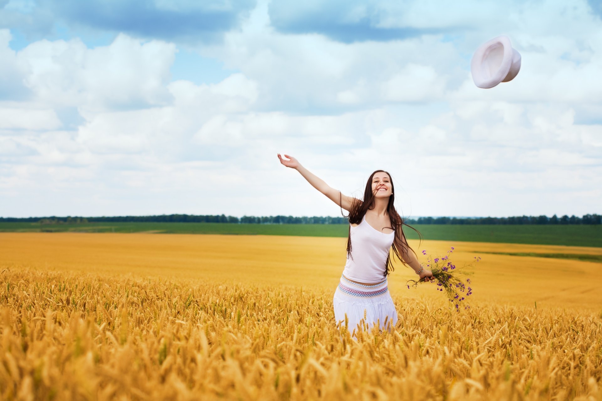 umore ragazza sorriso gioia positivo felicità divertimento azione movimento campo alberi fogliame sfondo carta da parati widescreen schermo intero widescreen widescreen