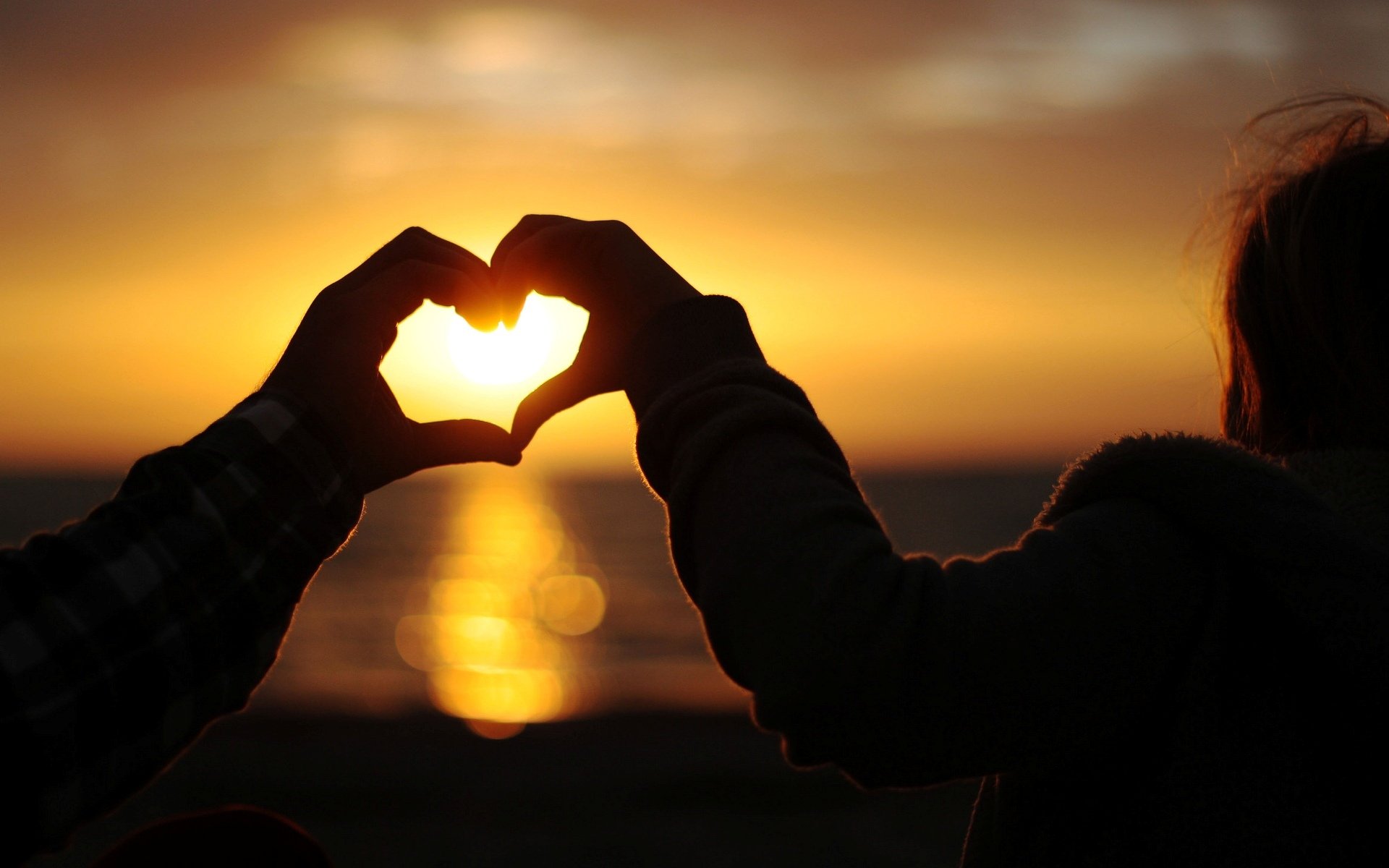 umore mani cuore cuore ragazza donna fidanzato uomo tramonto romanticismo sole cielo bokeh amore sfondo carta da parati widescreen schermo intero widescreen