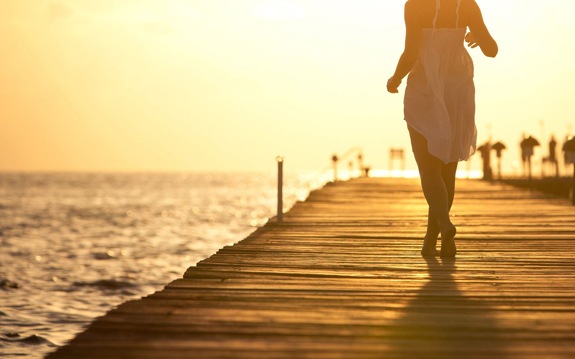 stimmung romantik pier fokus sonnenuntergang abend himmel gelb kleid mädchen mädchen mädchen mädchen frauen frau zu fuß allein einsamkeit allein gedanken glück freiheit erholung entspannen entspannen licht wasser meer ozean beine beine schatten figur hüften t