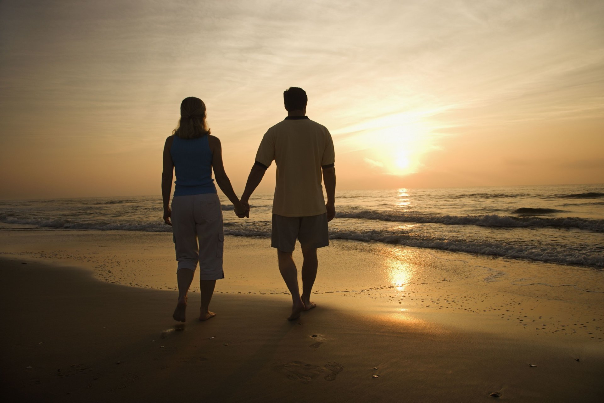 mood girl men guy a woman the pair feelings love hands sand beach sea water wave sun sunset silhouettes background wallpaper widescreen full screen hd wallpapers fullscreen