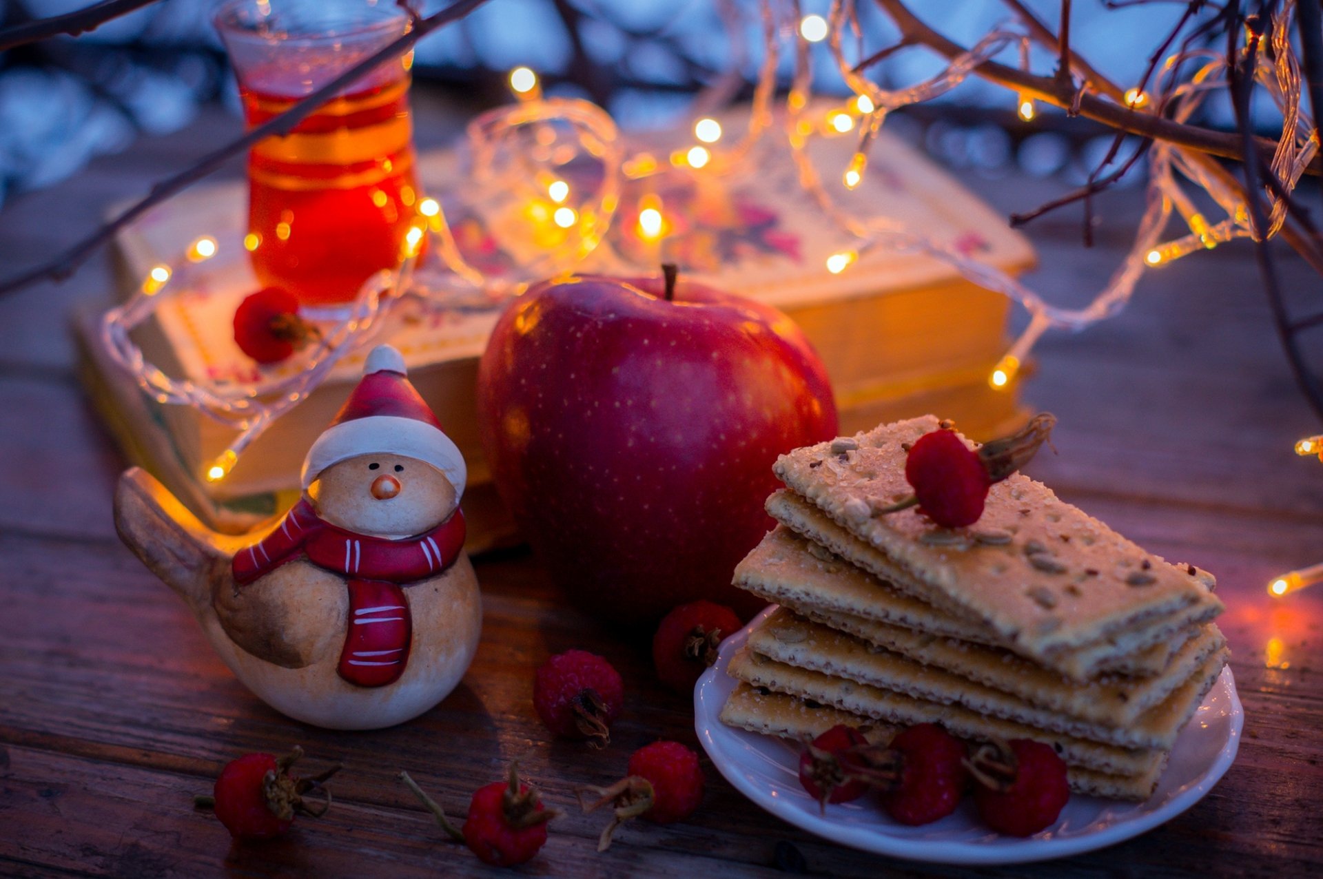 galletas té bayas rojo manzana libros estatuilla guirnalda luces amarillo