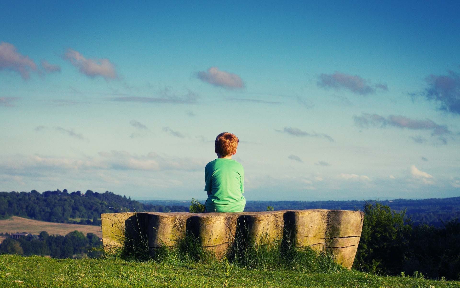 umore ragazzo bambini verde natura erba verde prato cielo. nuvole. sfondo carta da parati