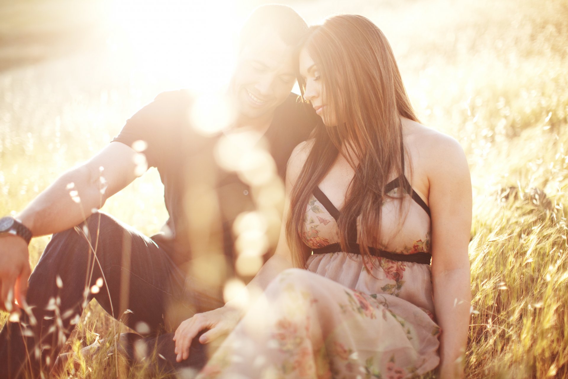 stati d animo ragazza bruna vestito uomo ragazzo sorriso orologio coppia amanti amore sentimenti tenerezza calore vicino natura piante verde campo sole. bokeh sfondo carta da parati widescreen schermo intero widescreen