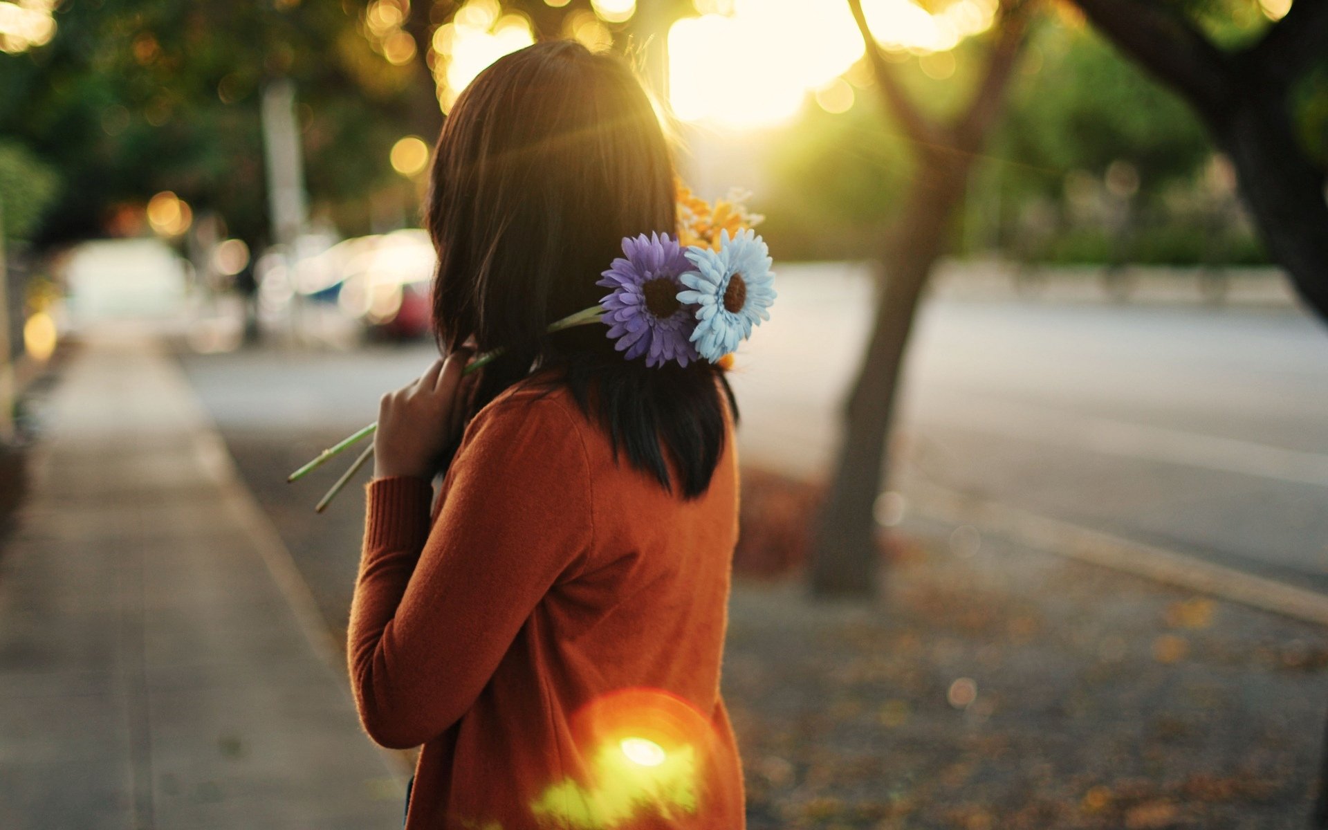 stimmung mädchen brünette blumen blumen lila blau orange sonne strahlen straße stadt bokeh hintergrund tapete widescreen vollbild widescreen widescreen