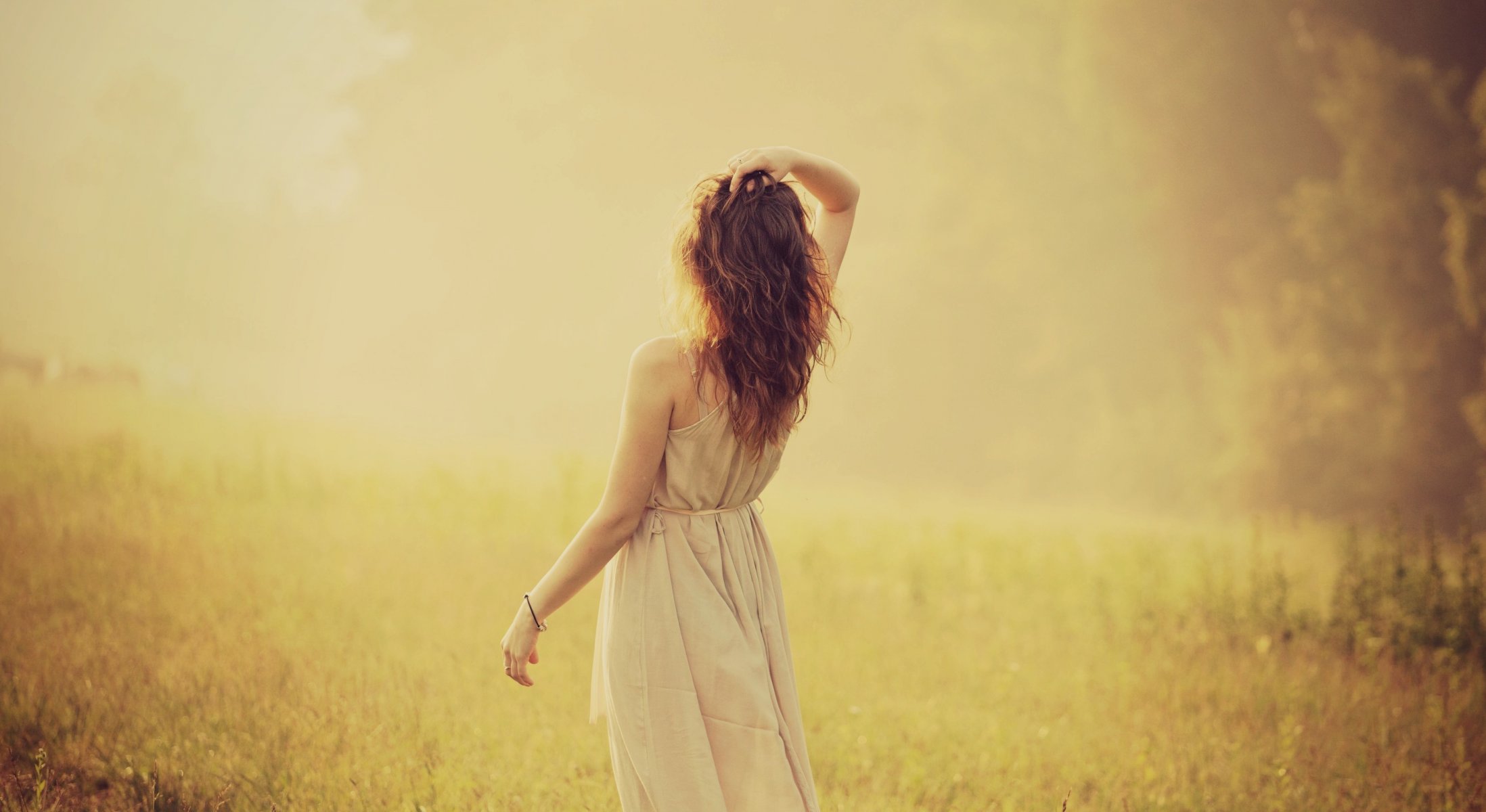 estado de ánimo chica rizos cabello espalda vestido brazo naturaleza planta vegetación sol fondo fondo de pantalla pantalla ancha pantalla completa pantalla ancha pantalla ancha