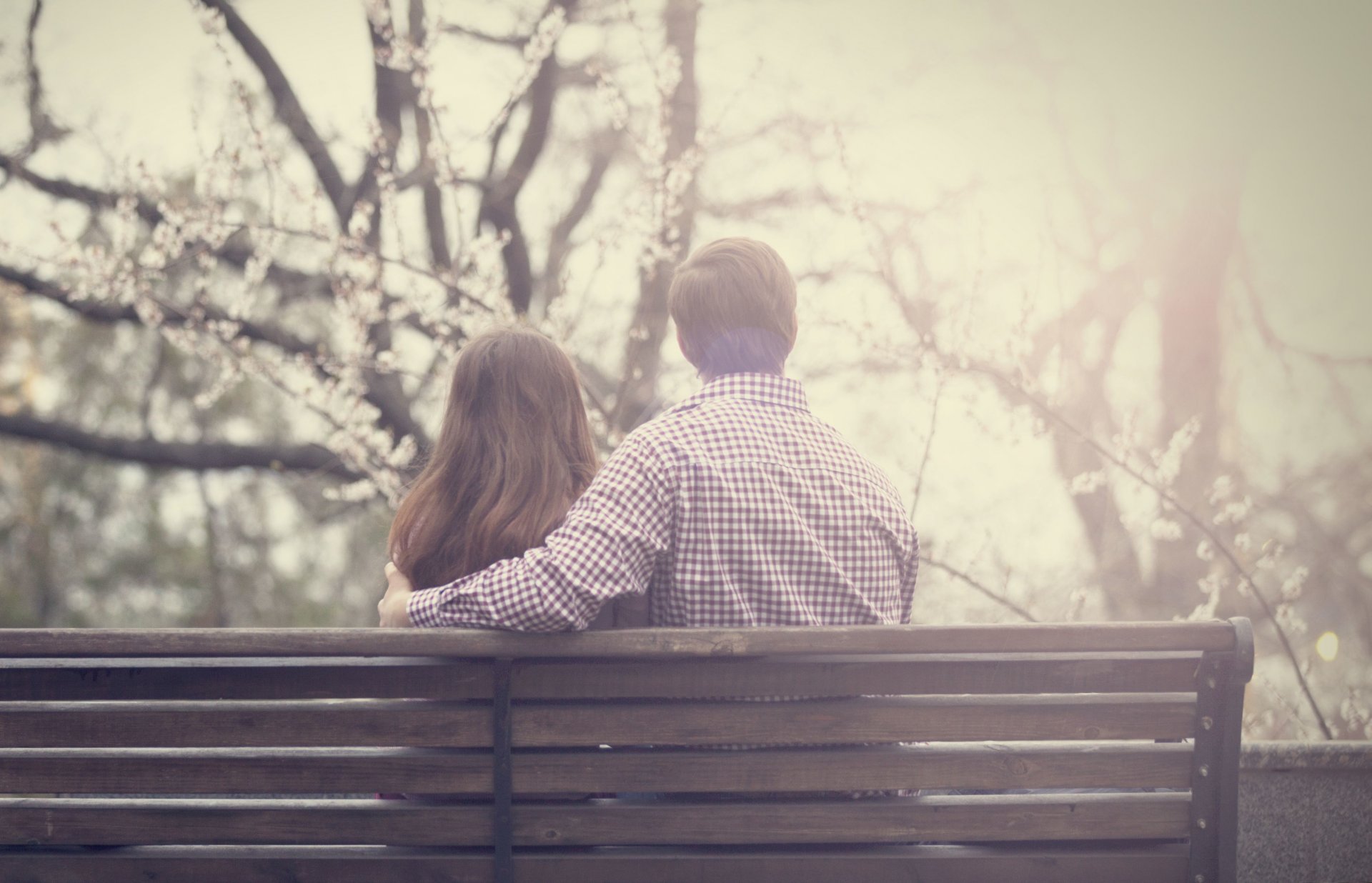 humeurs couple amoureux fille gars femme homme amour banc nature arbres feuilles fond papier peint écran large plein écran écran large