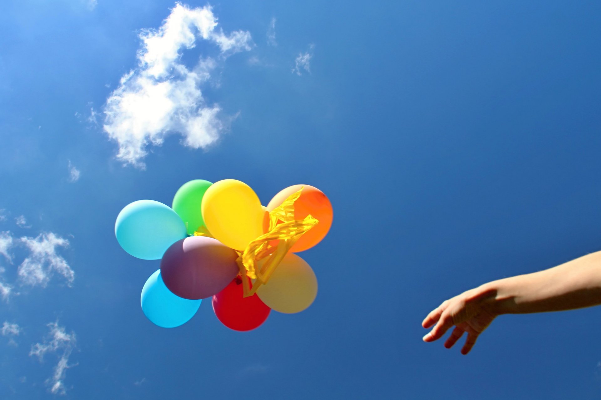 stimmung ball luftballons luftballons luftballons farbe hell mensch hand himmel hintergrund tapete widescreen vollbild widescreen widescreen