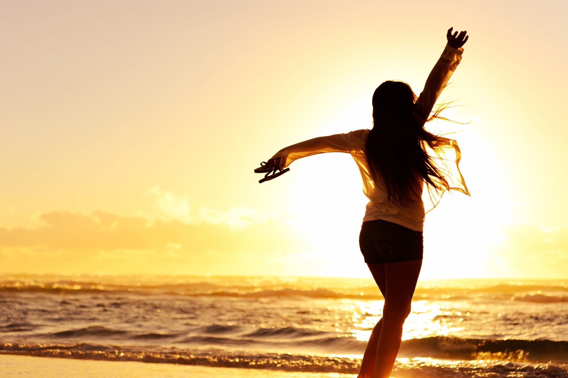 stimmung mädchen silhouette freiheit shorts schuhe schiefer wind meer wasser welle sand strand sonnenuntergang abend hintergrund tapete widescreen vollbild widescreen widescreen