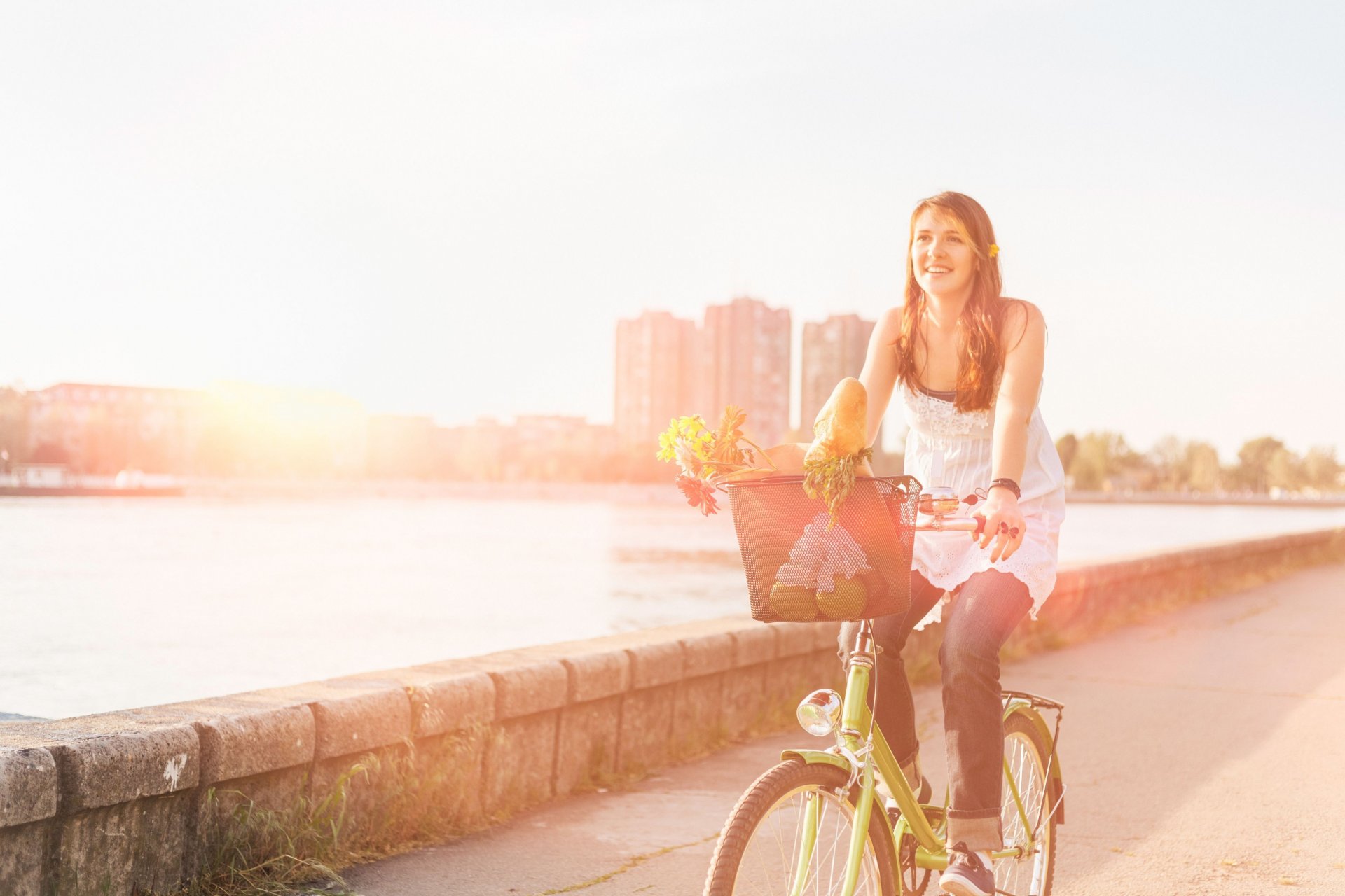 stimmung mädchen lächeln freude sport fahrrad korb korb blumen blumen straße straße asphalt wasser fluss gebäude sonne hintergrund tapete widescreen vollbild widescreen widescreen