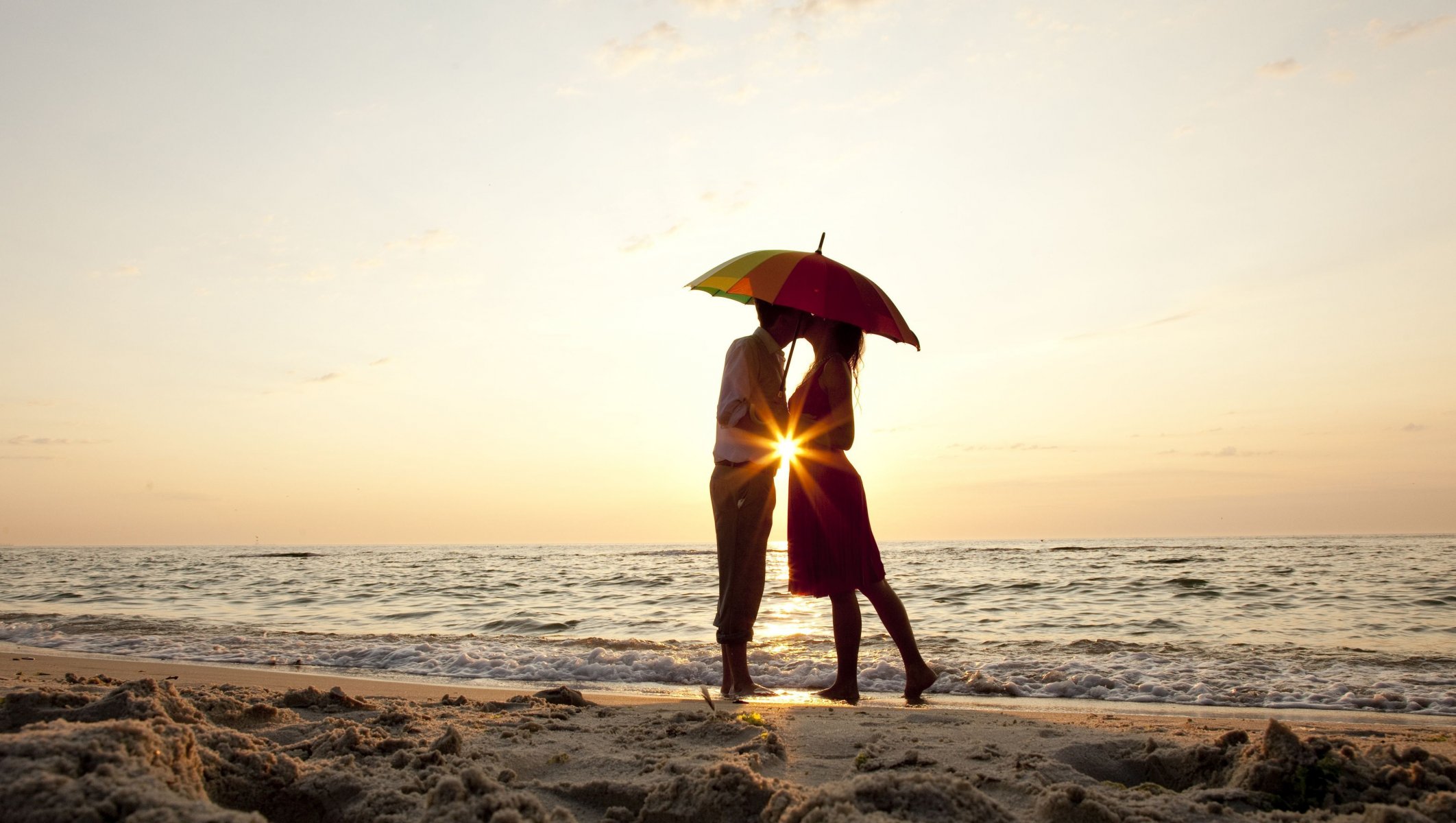 stati d animo ragazza ragazzo uomo donna coppia amanti amore sentimenti romanticismo ombrello ombrello estate spiaggia sabbia mare acqua fiume onda bacio sfondo carta da parati widescreen schermo intero widescreen widescreen largo