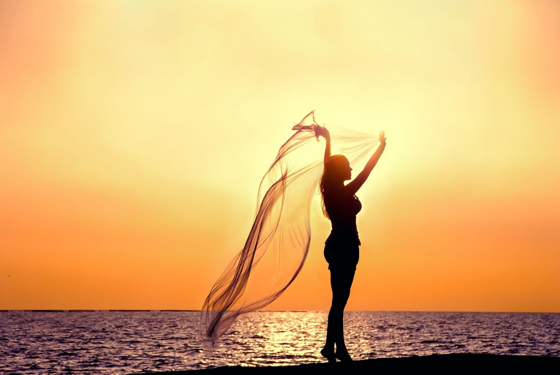 umore ragazza silhouette azione posa scialle tessuto mare fiume acqua tramonto cielo sfondo carta da parati widescreen schermo intero widescreen widescreen