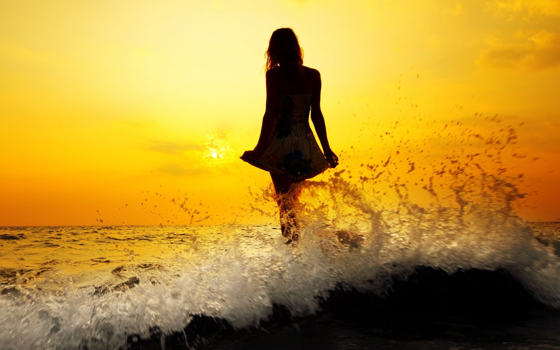 stimmung mädchen frau figur silhouette haar nass wasser spritzer welle wellen fluss meer kleid sonne sonnenuntergang hintergrund tapete widescreen vollbild widescreen