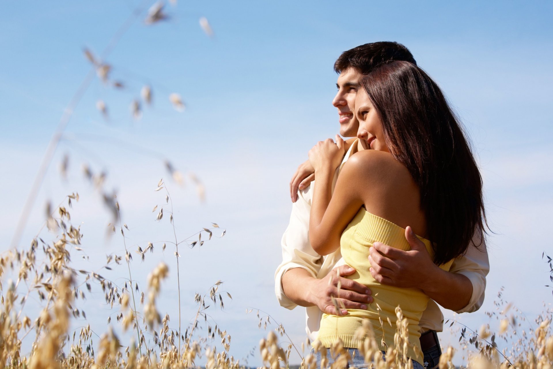 stimmung mädchen frau brünette brünette kerl mann paar verliebt liebe lächeln umarmung pflanze natur hintergrund himmel widescreen vollbild widescreen tapete