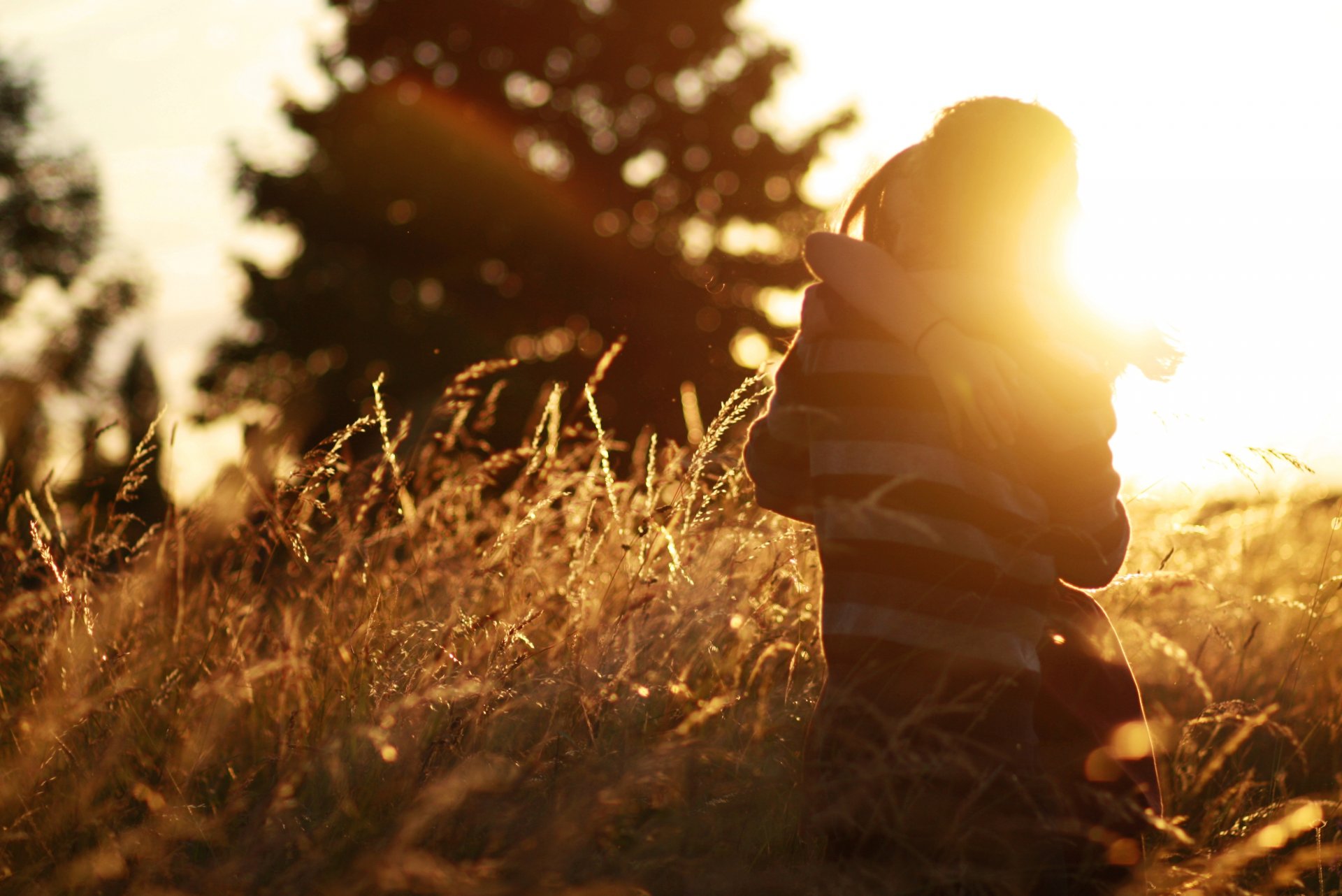 estados de ánimo chica novio mujer hombre pareja pareja amantes abrazo sentimientos amor sol campo plantas fondo fondo de pantalla pantalla ancha pantalla completa pantalla ancha pantalla ancha