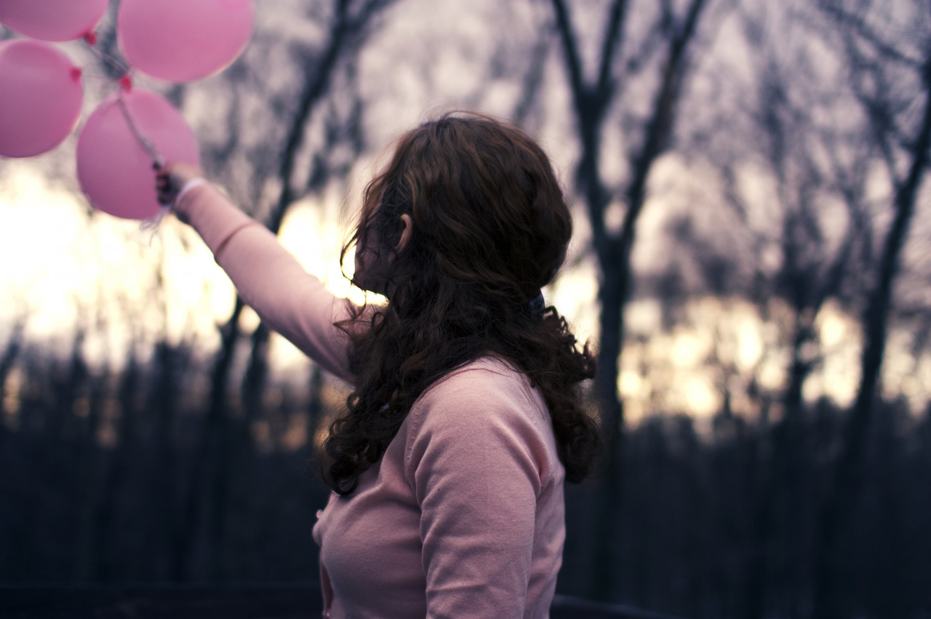 stimmung mädchen braunhaarige jacke rosa rücken hand luftballons ballons rosa natur bäume blätter blätter blätter blätter zweige sonne unschärfe hintergrund tapete widescreen vollbild widescreen brünette strickjacke rosa zurück hebel