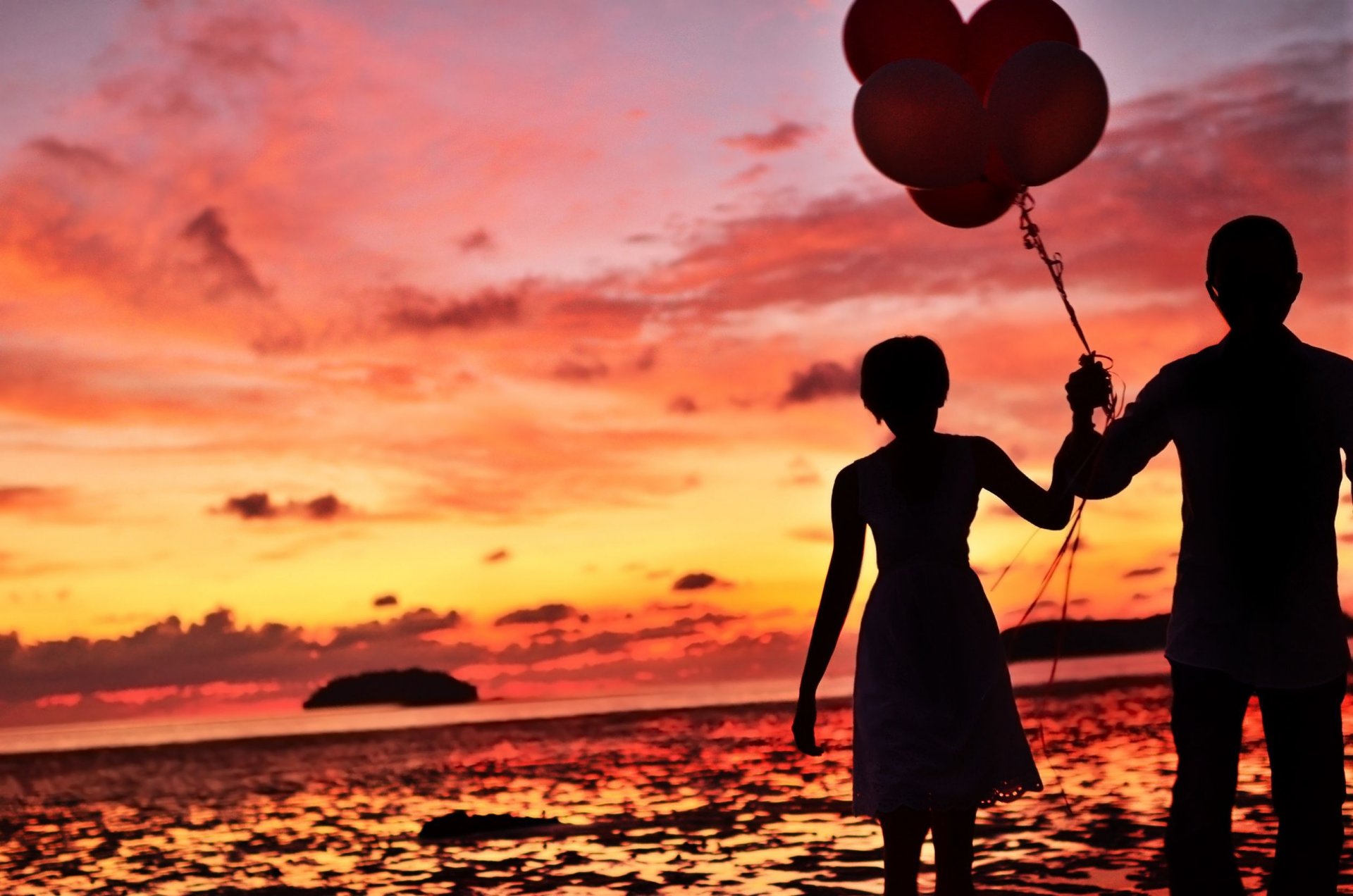 humeur fille gars homme femme silhouette couple couple amour ballons ballons mer eau vagues soirée ciel nuages coucher de soleil fond d écran écran large plein écran écran large écran large w