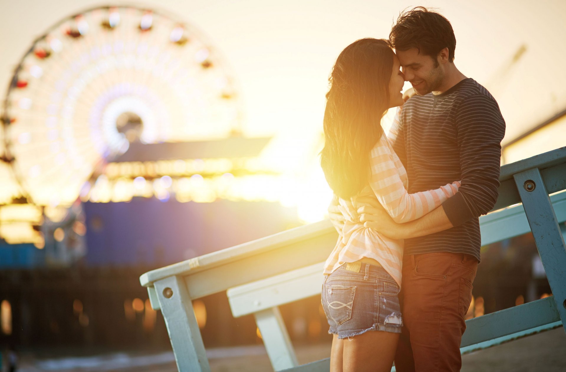 stimmung mädchen freund paar paar liebhaber liebe gefühle wärme lächeln lächeln glück freude gute laune shorts umarmung brünette brünette riesenrad verwischen bokeh verwischen attraktion sonne strahlen frau männer menschliche