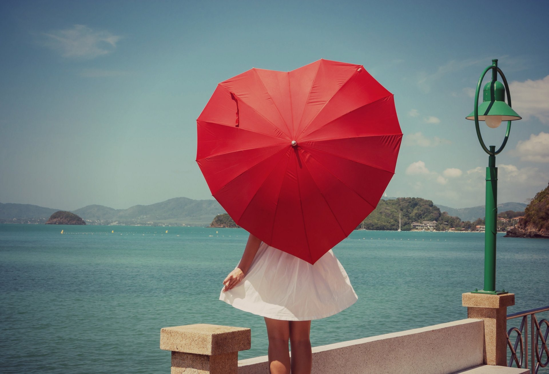 stimmung mädchen regenschirm regenschirm rot form herz herz kleid meer wasser fluss natur himmel hintergrund tapete widescreen vollbild widescreen widescreen