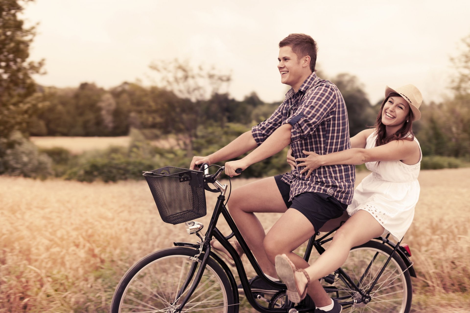 stimmung mädchen kerl mann frau paar paar liebhaber fahrrad sport freude lachen lächeln hut korb ruhe. entspannen sie sich natur pflanzen laub blätter hintergrund tapete widescreen vollbild widescreen die meisten