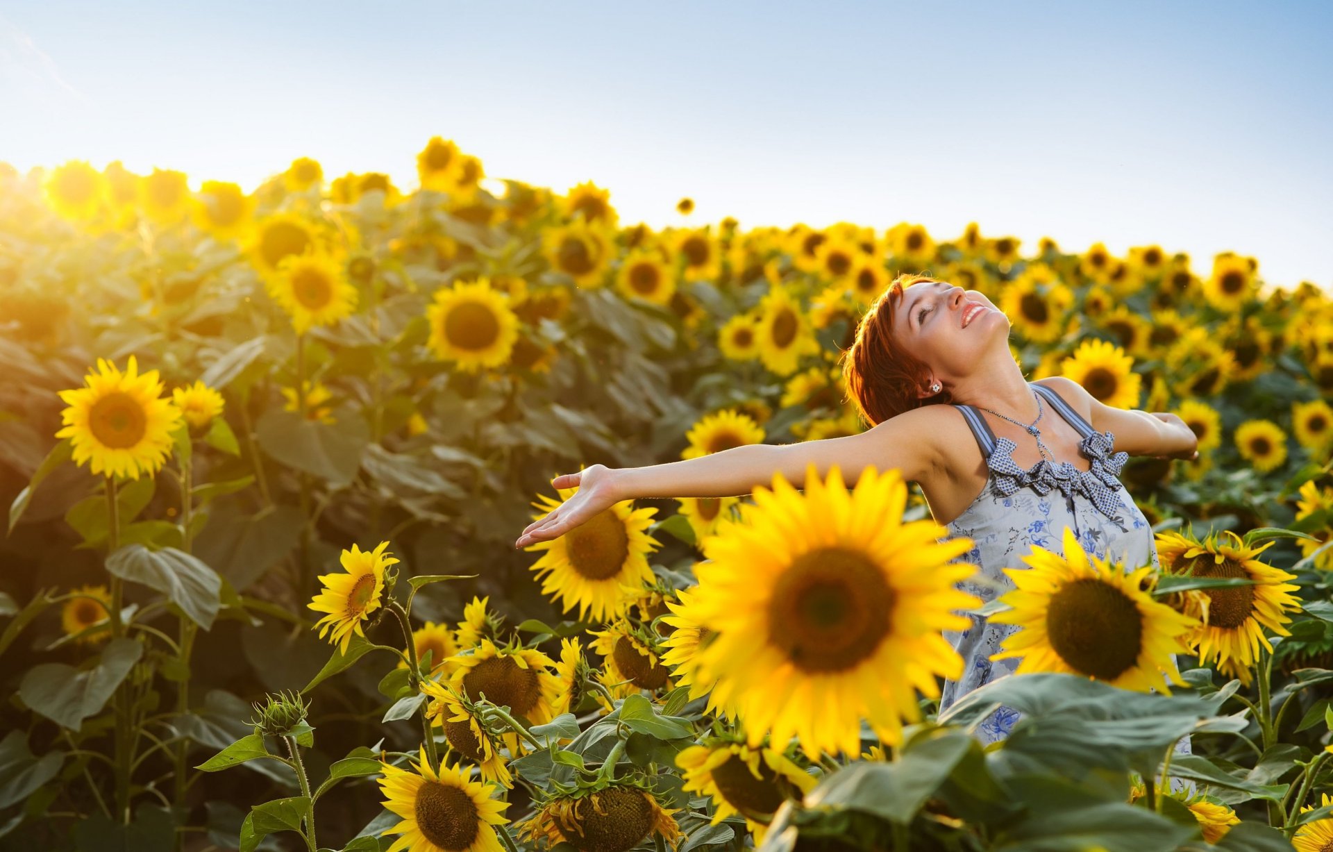 humeur fille sourire positif bonheur joie mains champ fleurs fleurs tournesol tournesols jaune fond ciel papier peint écran large plein écran écran large écran large