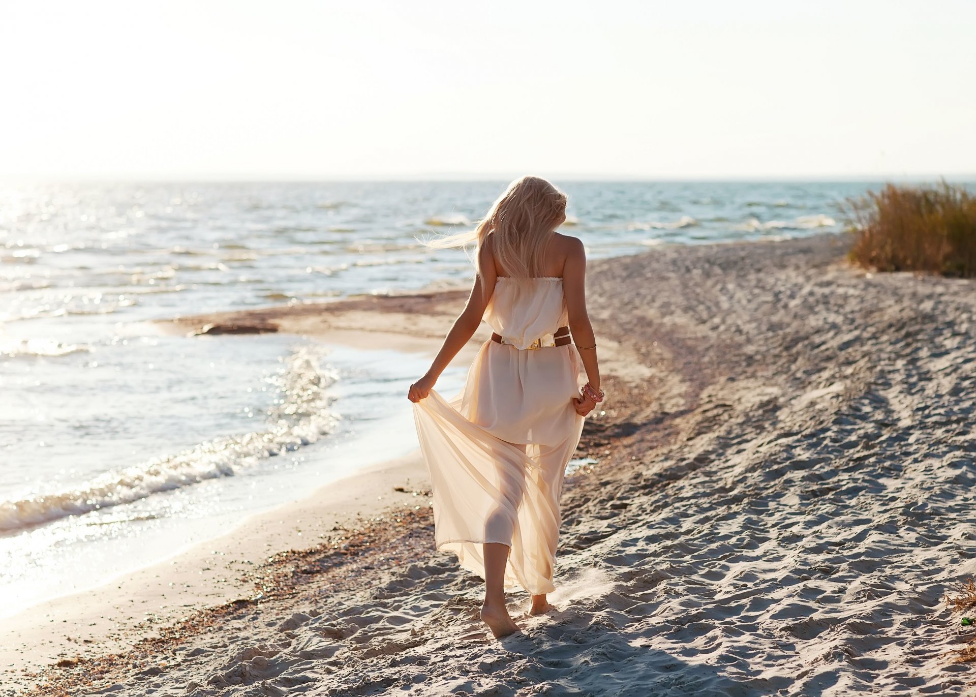 stimmung mädchen blond kleid gürtel sand strand meer wasser. wellen natur freiheit hintergrund widescreen vollbild tapete