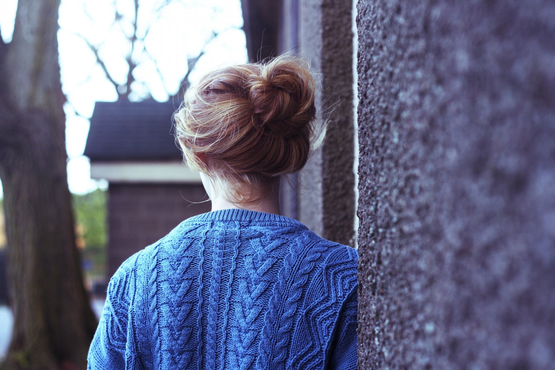 estado de ánimo chica suéter chaqueta de punto azul moño pelo pared árbol fondo papel pintado