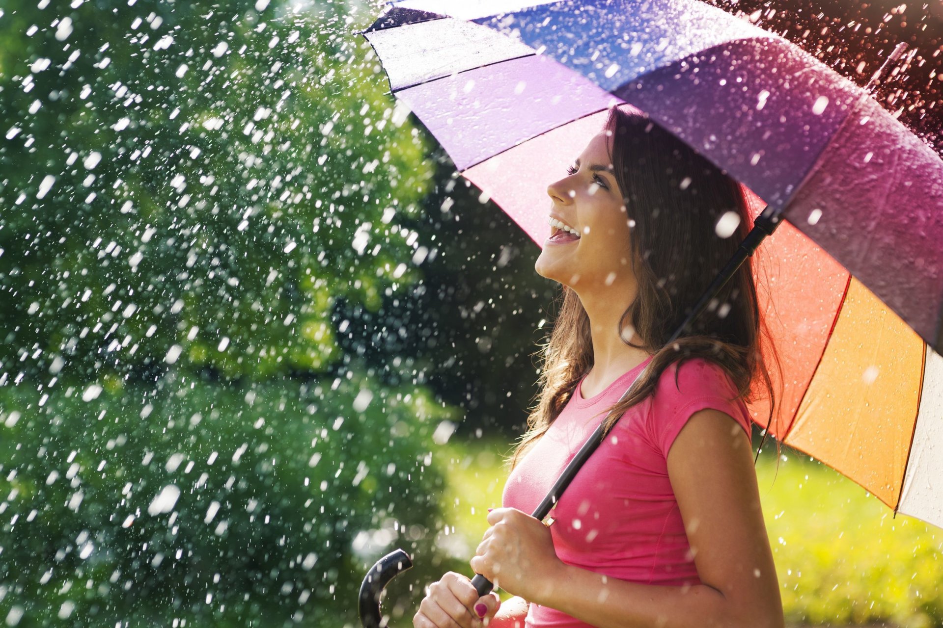 humeur fille brunette sourire joie bonheur positif parapluie parapluie pluie été fond papier peint écran large plein écran écran large écran large