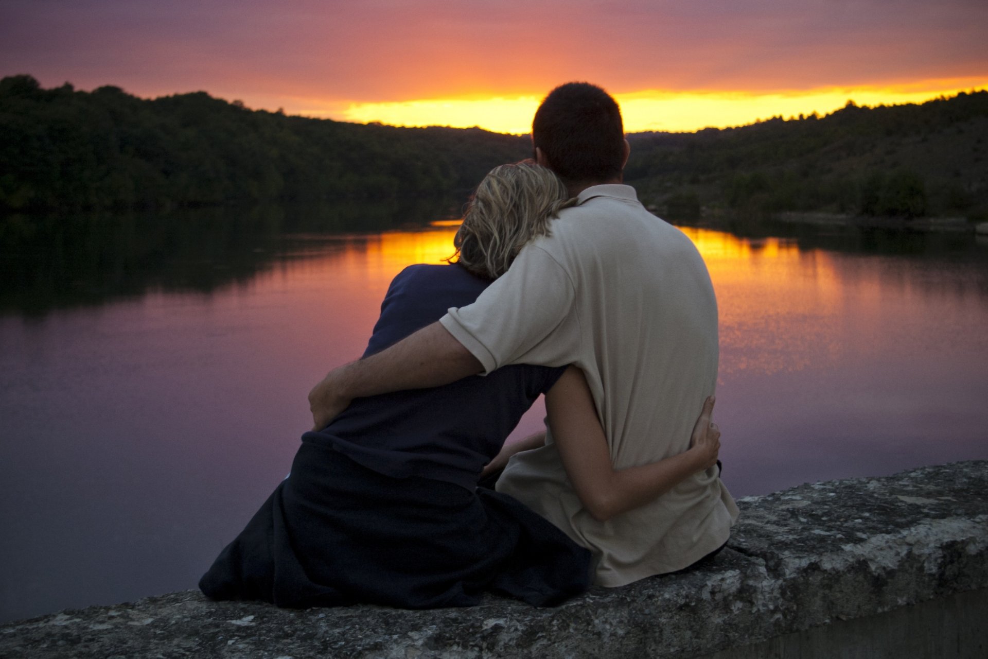 humeur fille petit ami homme femme couple amoureux câlins sentiments amour chaleur pierres rivière mer eau arbres feuillage feuilles réflexion coucher de soleil romance fond d écran widescreen plein écran widescreen wid