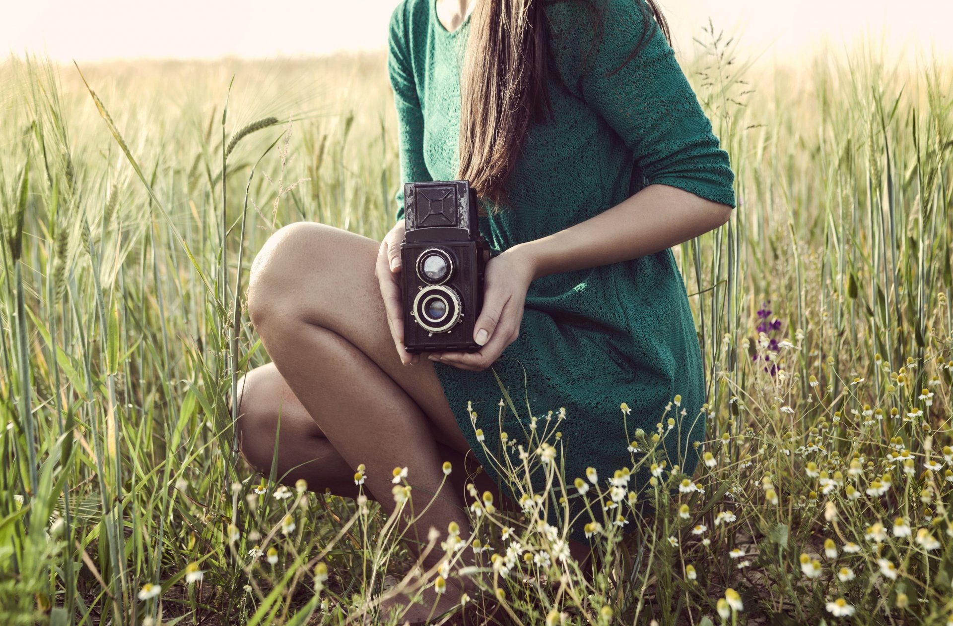 stati d animo ragazza bruna piedi vestito macchina fotografica macchina fotografica campo erba verde prato sfondo carta da parati widescreen a schermo intero widescreen widescreen