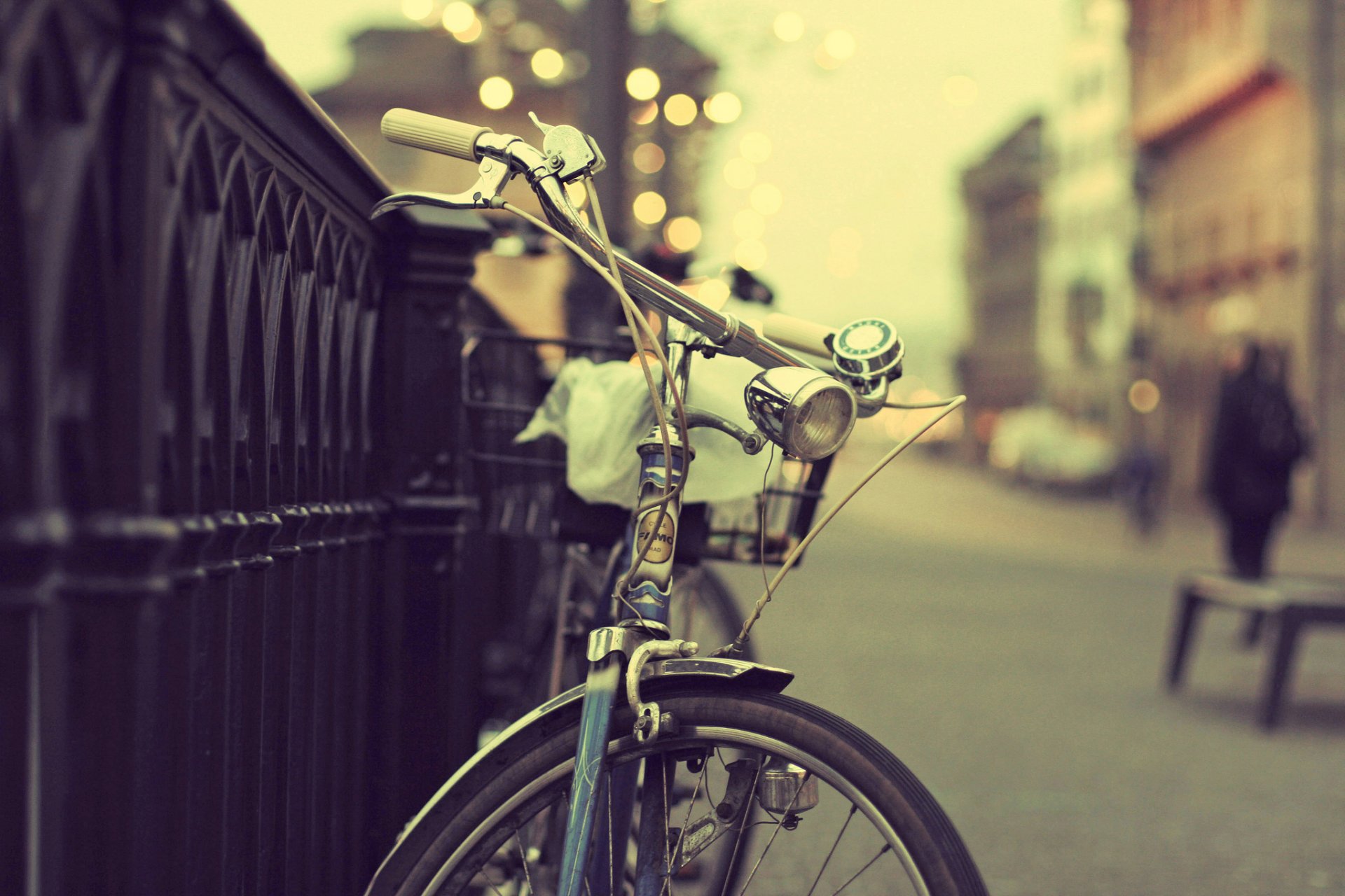 bicicleta ciudad calle valla personas bokeh luces