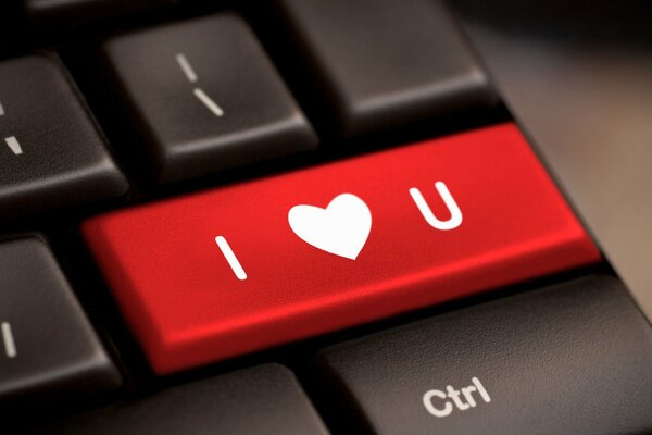 Bouton rouge sur le clavier avec coeur