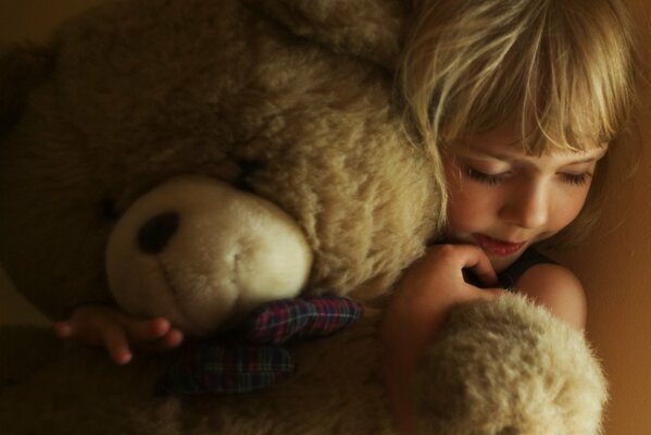 Linda chica con oso de peluche