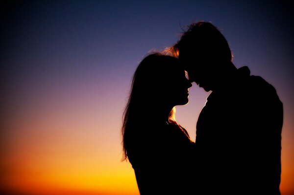 Sileet d un couple d amoureux sur fond de beau coucher de soleil