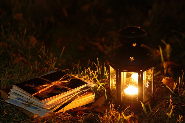 BOUGIE SUR L HERBE AVEC DES LETTRES