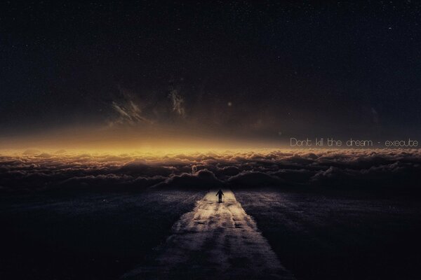 Homme marchant sur la route dans la nuit