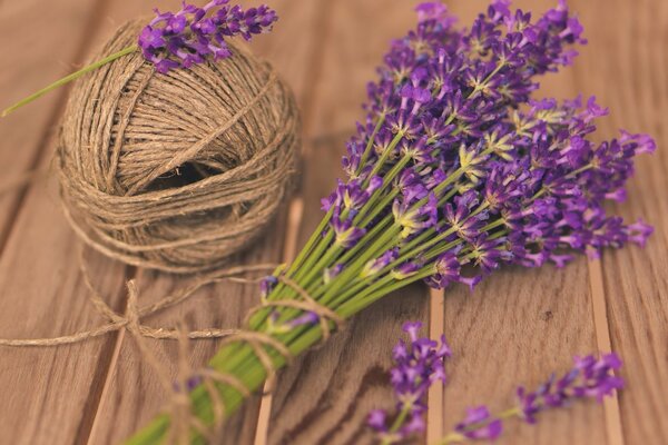 Bouquet de lavande avec un enchevêtrement de fils