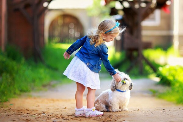 Calle, verano, niña paseando al perro