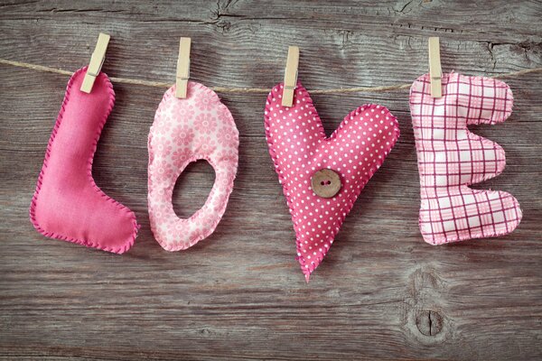 Lettres love en tissu sur les pinces à linge