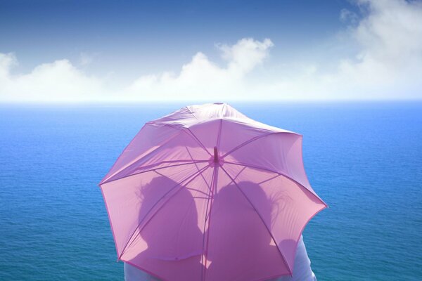 Couple d amoureux se cacher du soleil brûlant sous un parapluie