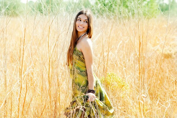 BLONDE GIRL IN THE FIELD