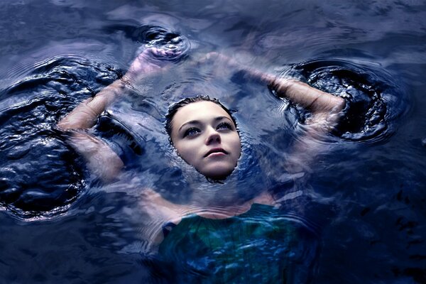 Fille intéressante nage sur l eau