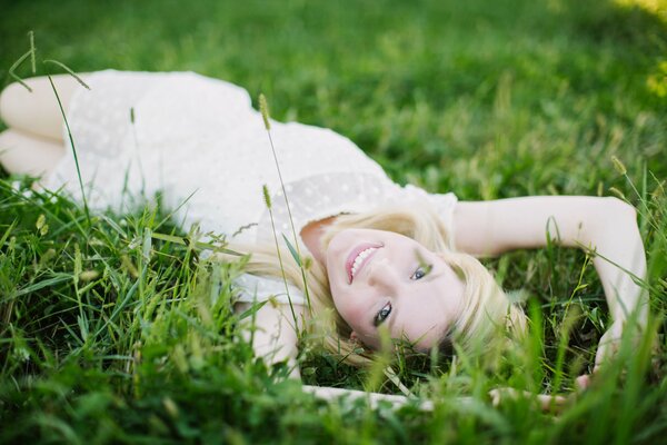 Ragazza bionda sorridente sull erba