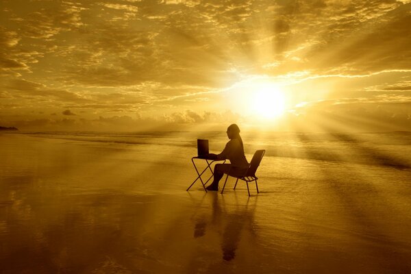 Fille sur fond de beau coucher de soleil