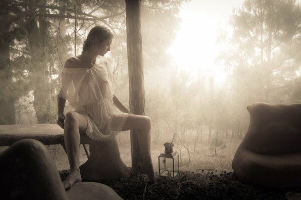 Chica en vestido blanco en el bosque