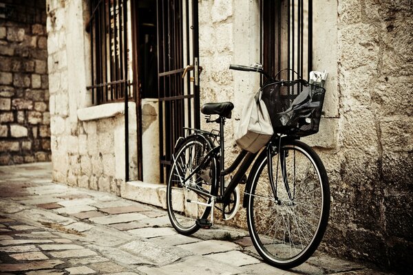 Fahrrad mit Korb in der Stadtstraße