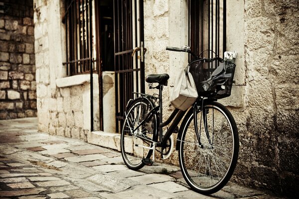 Bicicletta con cestino sulla strada della città