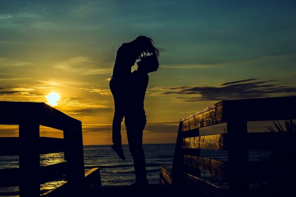 Die Leidenschaft und Romantik eines Mädchens und eines Kerls weckt Freude, Wärme, Zärtlichkeit, Liebe. Alles in der Umgebung: Der Himmel, das Meer, der Abend stärkt die Sinne