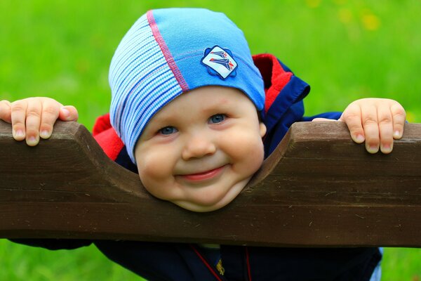 Lächelnder Junge auf einer Parkbank