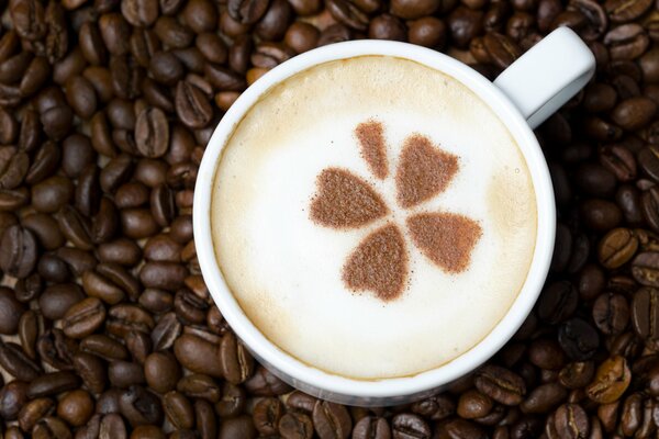 Café avec mousse et motif trèfle